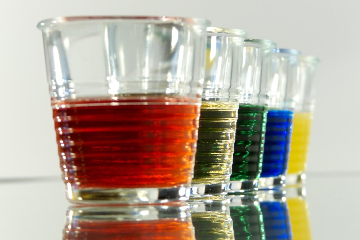 Glaasjes met verschillende soorten drank naast elkaar