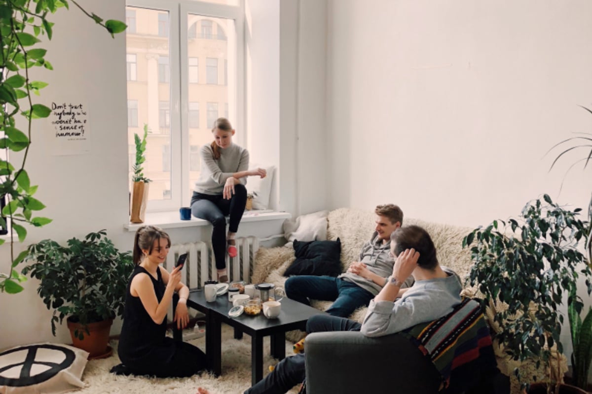 Vrienden in gesprek bij elkaar thuis in de woonkamer
