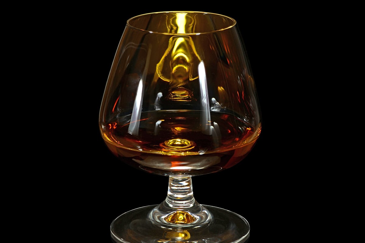 Glas met een laag bedekt — symbool voor de werking van alcohol op het lichaam